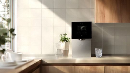 LG전자가 5일 국내 최초로 정수기내 얼음을 냉동 보관하는 LG 퓨리케어 오브제컬렉션 얼음정수기를 출시했다. LG전자 제공